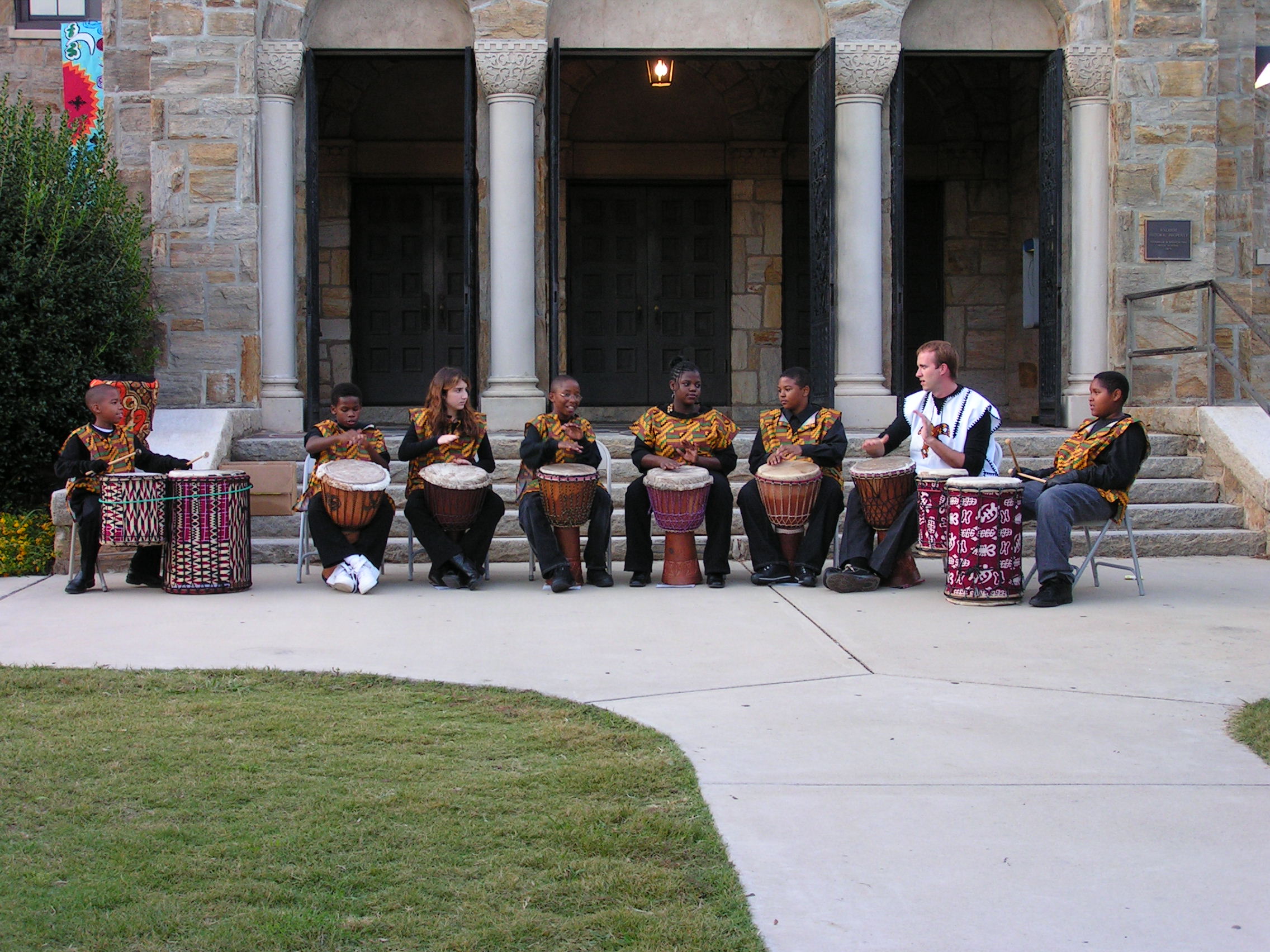./2006/African Drums/AfrdrumsPeaceBroughton210006.JPG